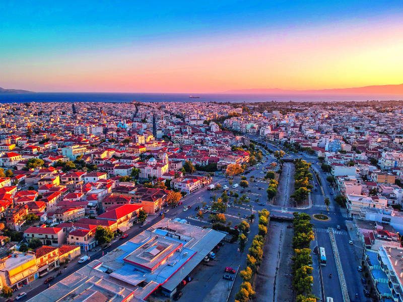 1η μέρα: ΑΘΗΝΑ – ΑΓΙΑ ΘΕΟΔΩΡΑ ΜΕΓΑΛΟΠΟΛΗΣ - ΚΑΛΑΜΑΤΑ (ΙΣΤΟΡΙΚΟ ΚΕΝΤΡΟ) - ΚΑΛΑΜΑΤΑ 