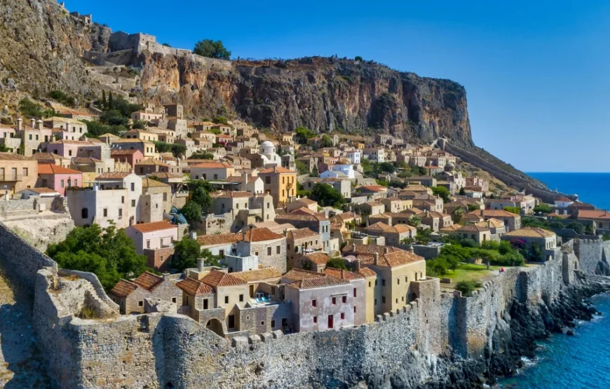 Εκδρομή Θεοφάνεια Μονεμβασιά Σπήλαιο Διρού Αερόπολη Λιμένι Γύθειο