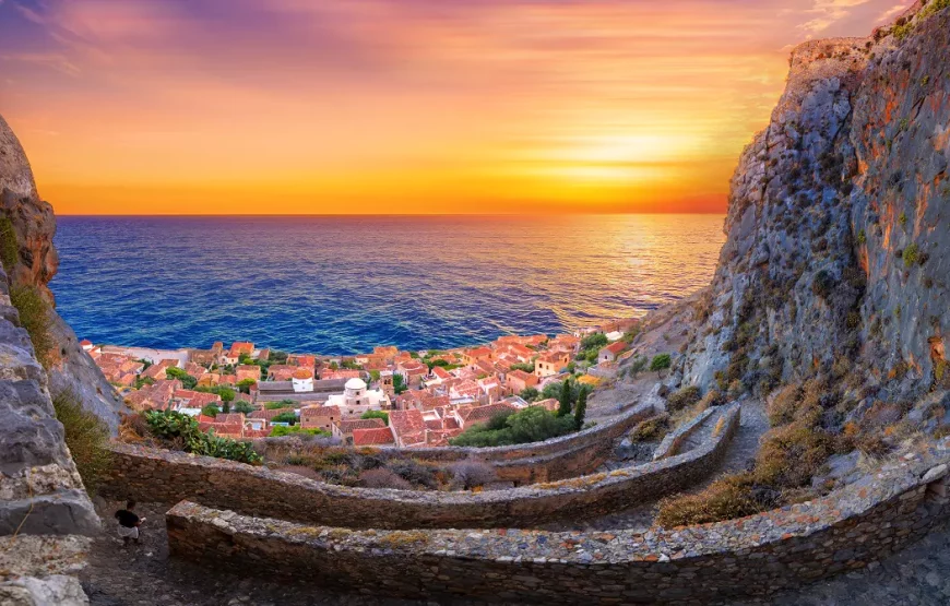 Εκδρομή Θεοφάνεια Μονεμβασιά Σπήλαιο Διρού Αερόπολη Λιμένι Γύθειο